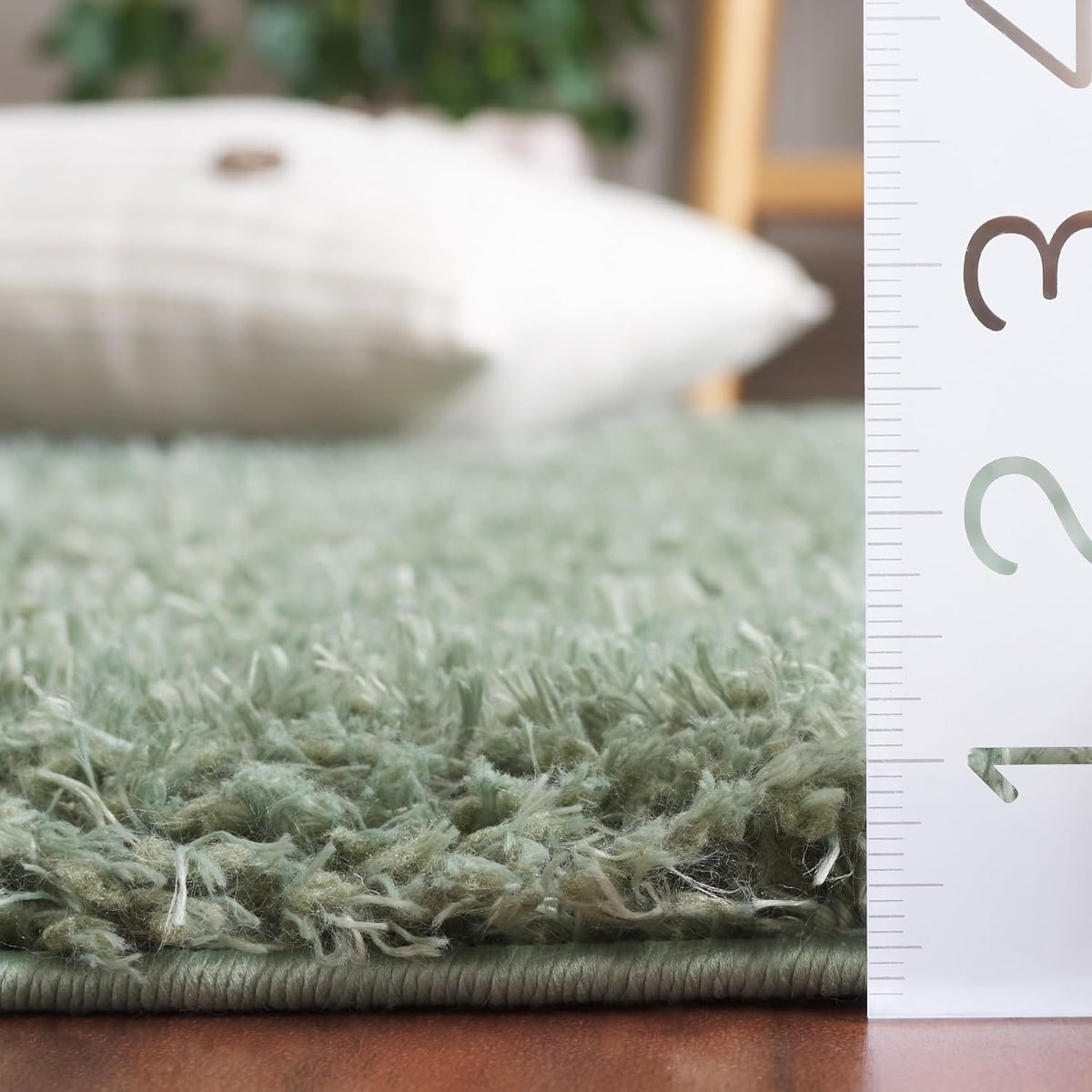 SAFAVIEH Lindsay Shag Collection Area Rug - 4' x 6', Green, Contemporary Design, Ideal for High Traffic Areas in Living Room, Bedroom & Dining Room (LNS560Y-4)