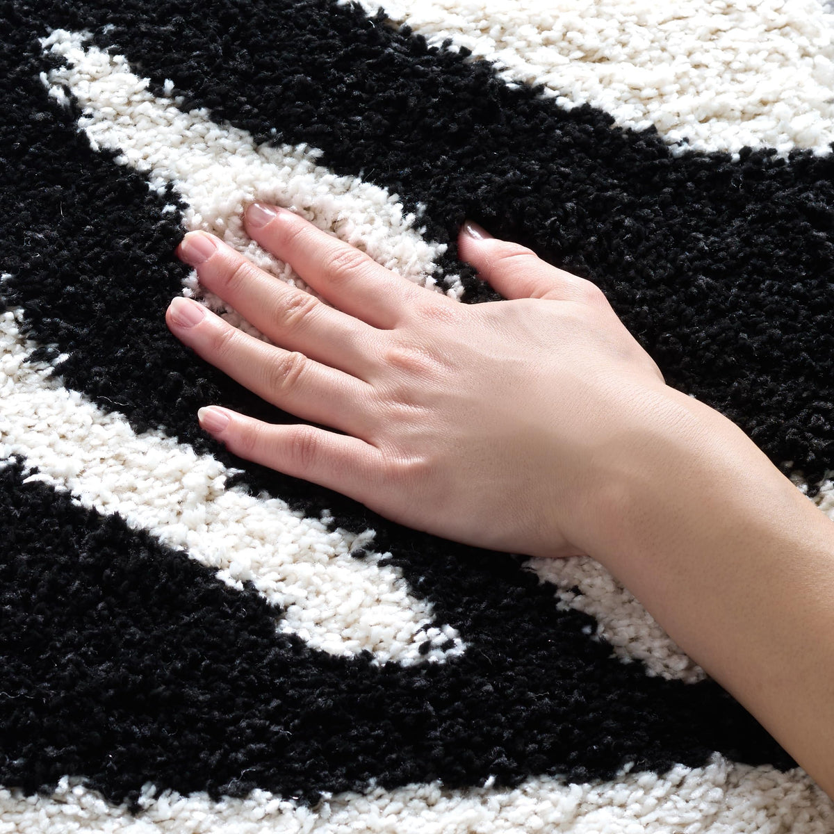 SAFAVIEH Florida Shag Collection Area Rug - 8'6" x 12', Ivory & Black, Zebra Print Design, Non-Shedding & Easy Care, 1.2-inch Thick Ideal for High Traffic Areas in Living Room, Bedroom (SG452-1290)