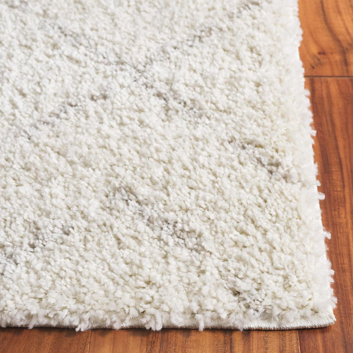 SAFAVIEH Arizona Shag Rug 5'1"x7'6", Soft Plush Ivory & Beige ASG743A