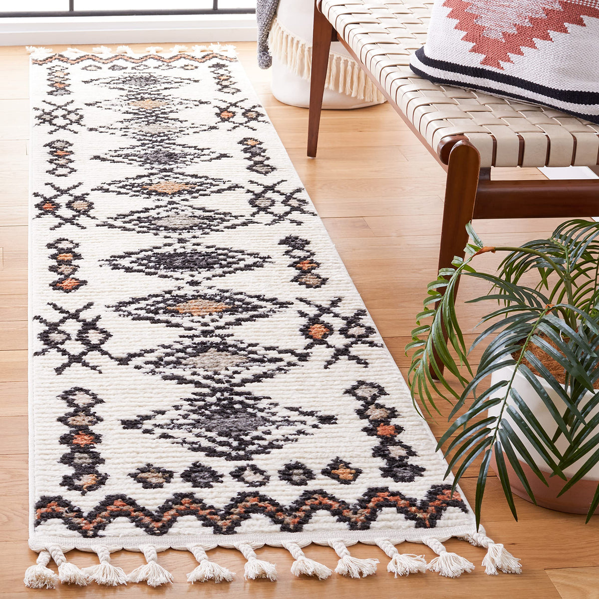 SAFAVIEH Jericho Shag Collection Area Rug - 6' x 9', Black & Rust, Non-Shedding & Easy Care, 1.2-inch Thick, Ideal for the Living Room, Dining Room, Bedroom (JER100Z-6)