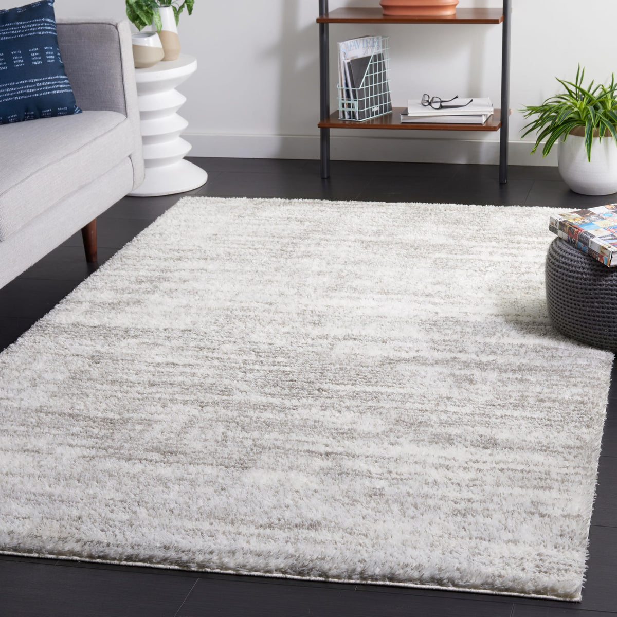 SAFAVIEH Area Rug 8x10 - Tahoe Shag Collection - Large - Blue & Ivory, Modern Design, Non-Shedding & Easy Cleaning, Plush Thick Pile, Ideal for Living Room, Bedroom, Dining Space (THO653M)