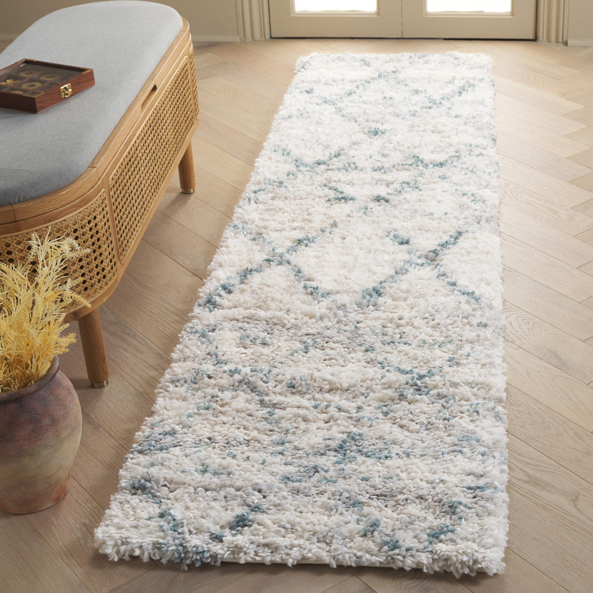 SAFAVIEH Area Rug 8x10 - Fontana Shag Collection - Large - Pink & Ivory, Modern Design, Non-Shedding & Easy Cleaning, Ultra Plush Thick Pile, Ideal for Living Room, Bedroom, Dining Space (FNT886U)