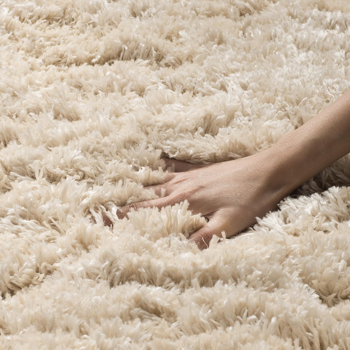SAFAVIEH Polar Shag Collection Area Rug - 4' Round, Light Beige, Solid Glam Design, Non-Shedding & Easy Care, 3-inch Thick Ideal for High Traffic Areas in Living Room, Bedroom (PSG800A)