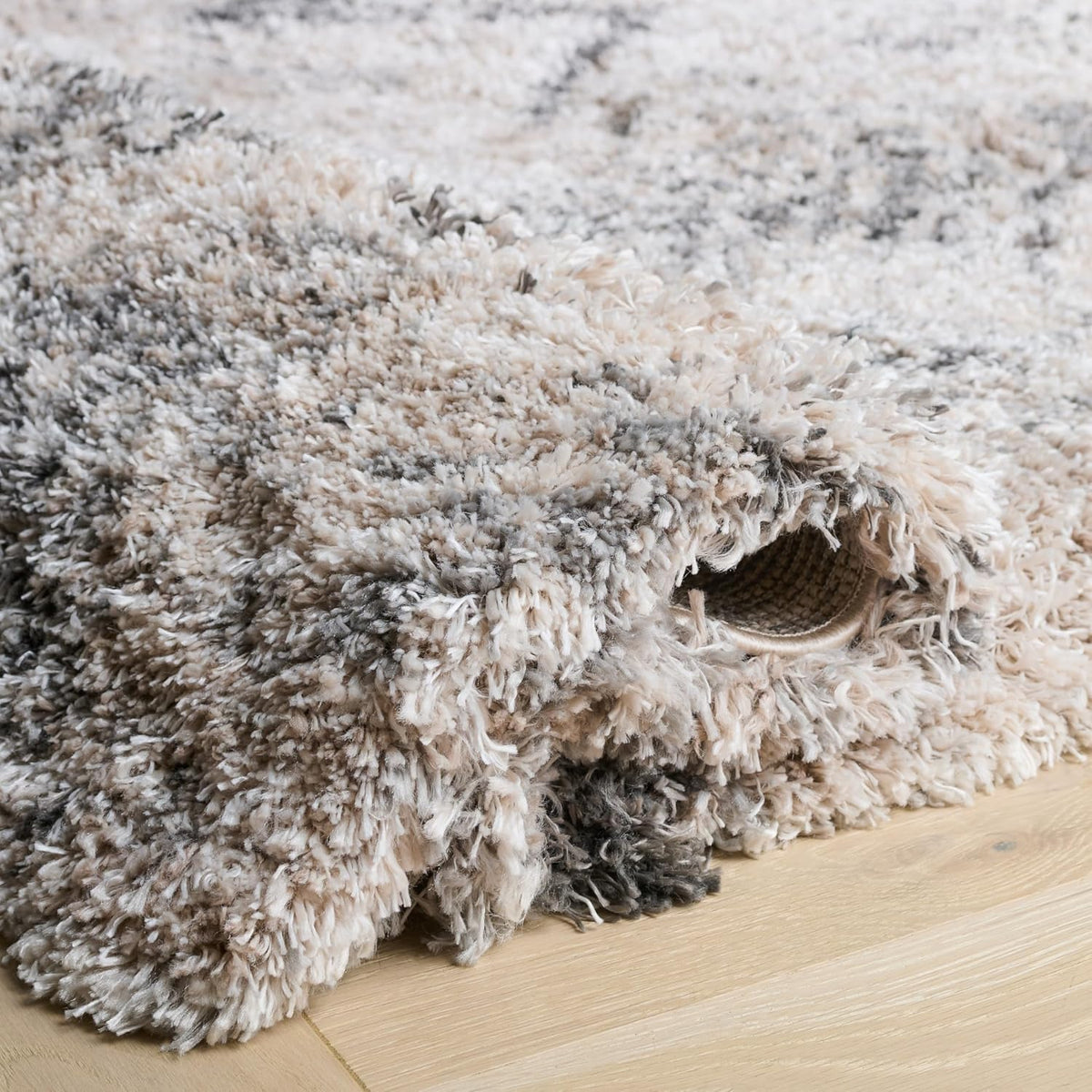 SAFAVIEH Area Rug 8x10 - Iceland Shag Collection - Large - Cream & Grey, Modern Design, Non-Shedding & Easy Cleaning, Ultra Plush Thick Pile, Ideal for Living Room, Bedroom, Dining Space (ISG514A)