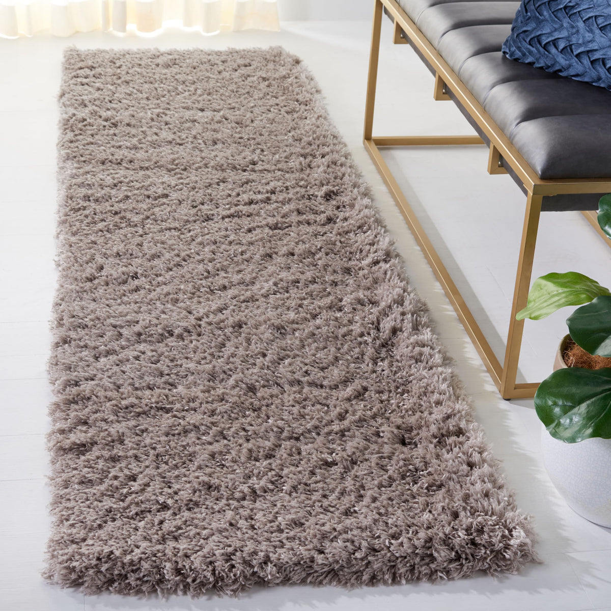 SAFAVIEH Polar Shag Collection Area Rug - 4' Round, Light Beige, Solid Glam Design, Non-Shedding & Easy Care, 3-inch Thick Ideal for High Traffic Areas in Living Room, Bedroom (PSG800A)