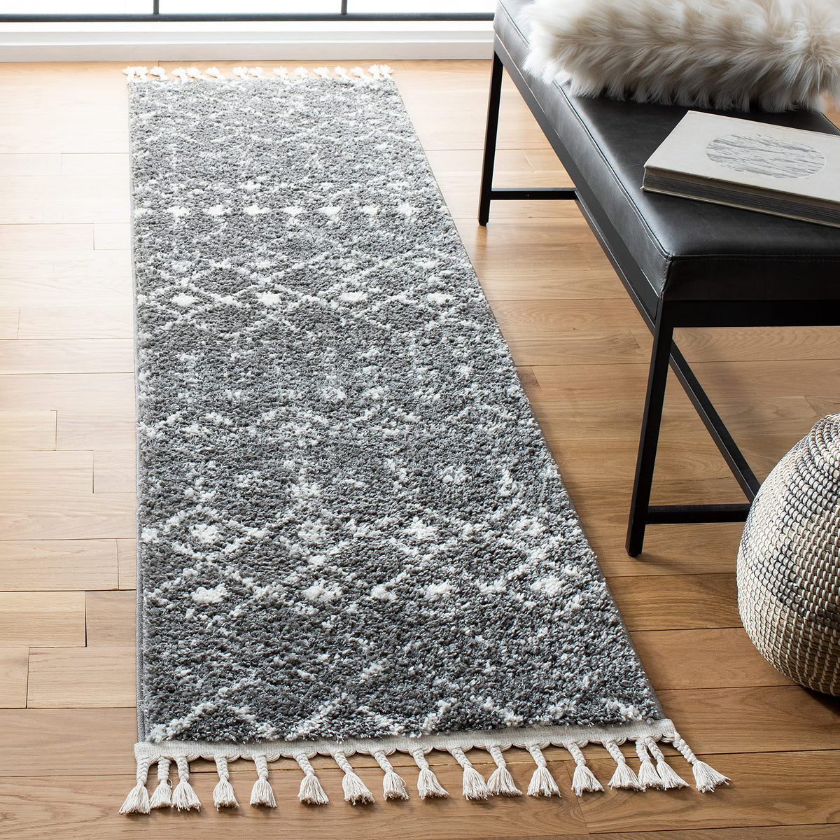 SAFAVIEH Area Rug 8x10 - Berber Fringe Shag Collection - Large - Cream & Dark Grey, Moroccan Design, Non-Shedding & Easy Cleaning, Thick Pile, Ideal for Living Room, Bedroom, Dining Space (BFG516A)