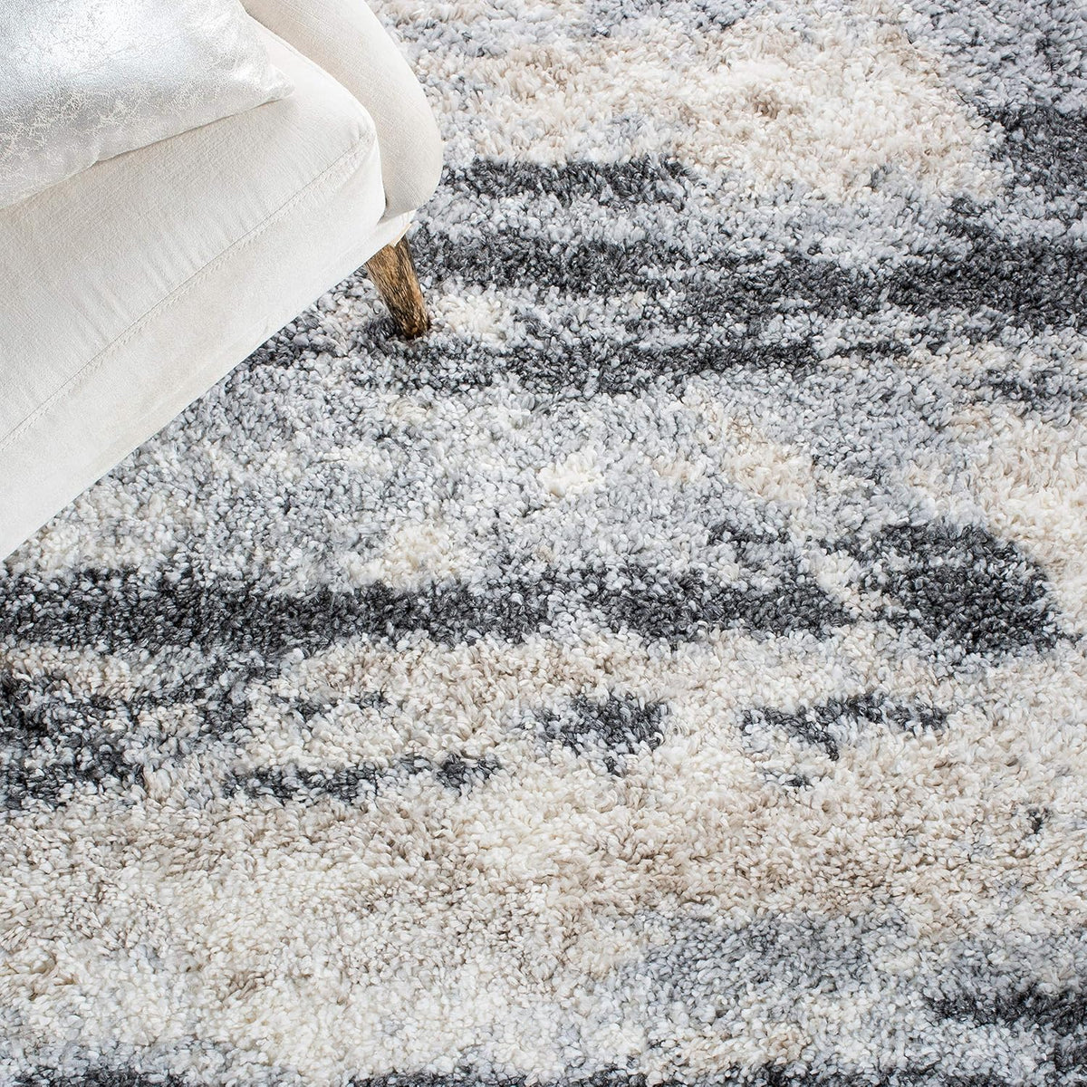 SAFAVIEH Fontana Shag Collection Area Rug - 6'7" x 9', Grey & Ivory, Non-Shedding & Easy to Clean, Plush Thick Pile, Ideal for Living Room, Bedroom, Dining Space (FNT853G)