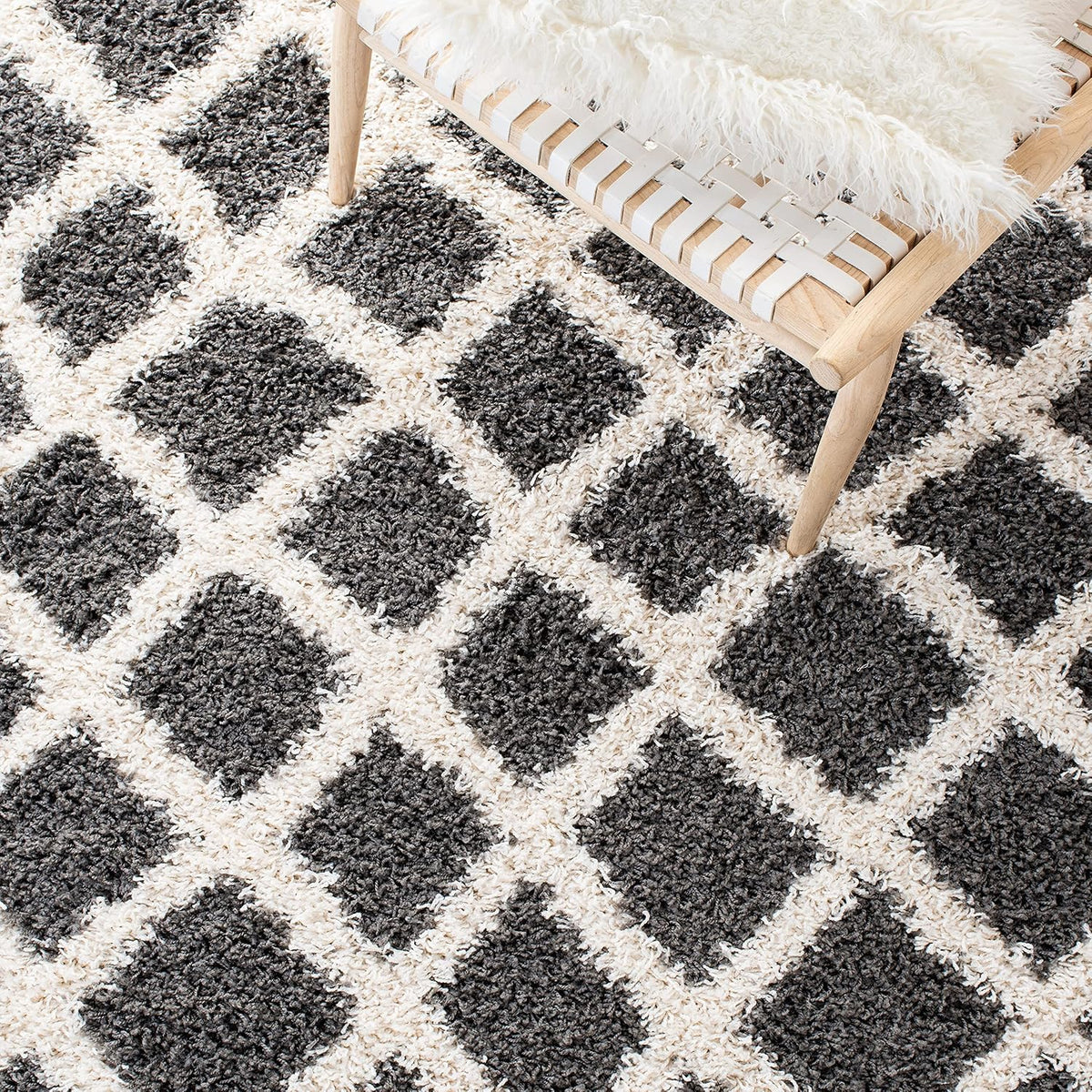 SAFAVIEH Area Rug 8x10 - Dallas Shag Collection - Large - Dark Grey & Ivory, Trellis Pattern, Non-Shedding & Easy Cleaning, Plush Thick Pile, Ideal for Living Room, Bedroom, Dining Space (SGDS258A)