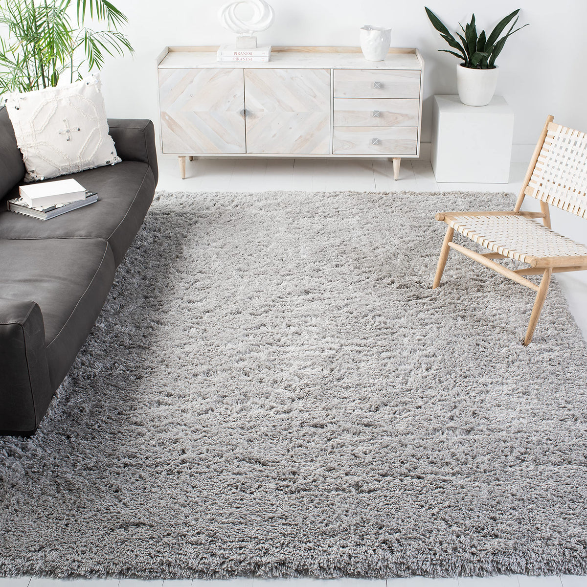 SAFAVIEH Polar Shag Collection Area Rug - 4' Round, Light Beige, Solid Glam Design, Non-Shedding & Easy Care, 3-inch Thick Ideal for High Traffic Areas in Living Room, Bedroom (PSG800A)